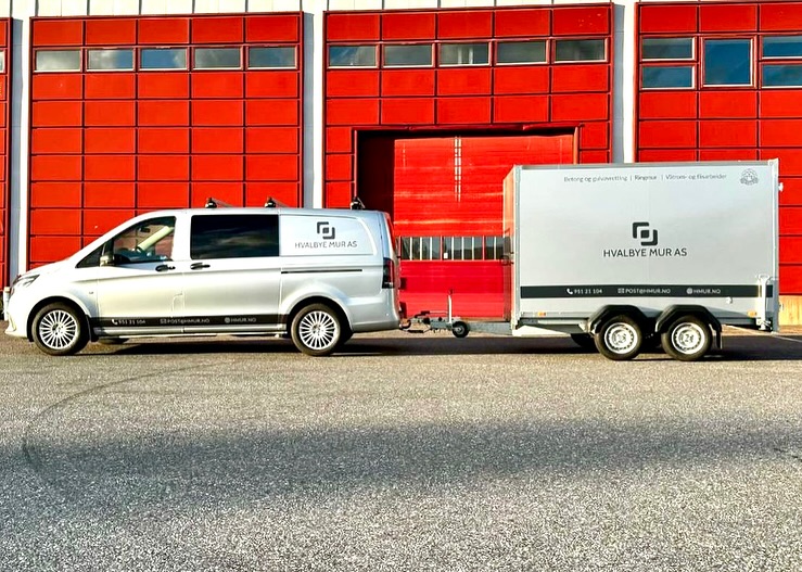 Ferdig profilert varebil og henger for Hvalbye Mur AS